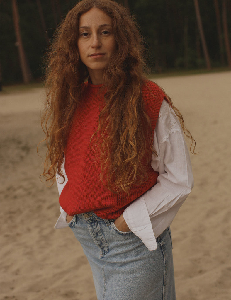 Image of Womens Helle Vest in Red.