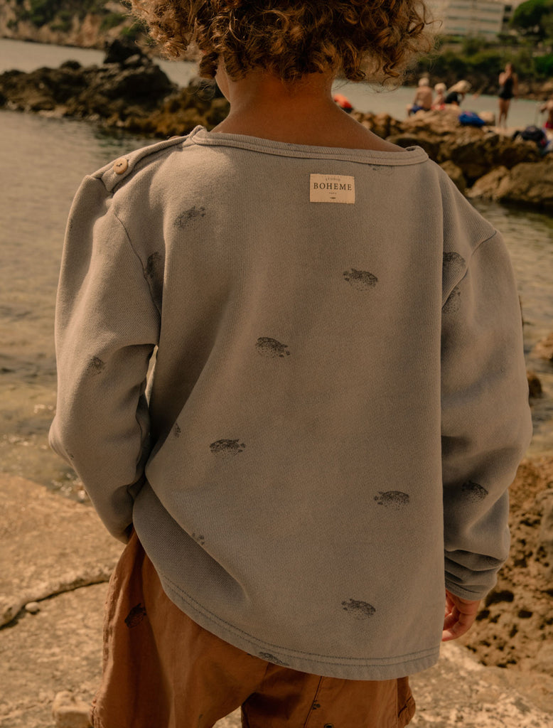Noe Sweatshirt in Puffer Fish lifestyle image.